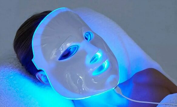 Tratament cu fototerapie cu LED pentru combaterea modificărilor legate de vârstă ale pielii feței