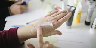 intinerire a pielii mâinilor în condiții de casă