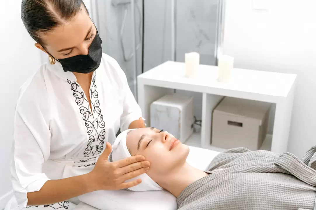 Masajul profesional promovează întinerirea pielii feței fără injecții