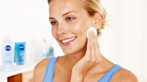 Fata curăță pielea înainte de a aplica masca