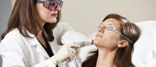 Cosmetician desfășoară procedura de întinerire cu laser